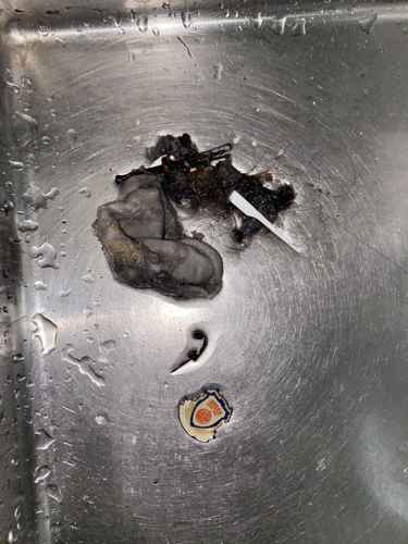 E12故障碼困住這部Whirlpool FRAL系列洗衣機：積水、排水泵與那枚遺忘多年的校徽扣針 📎