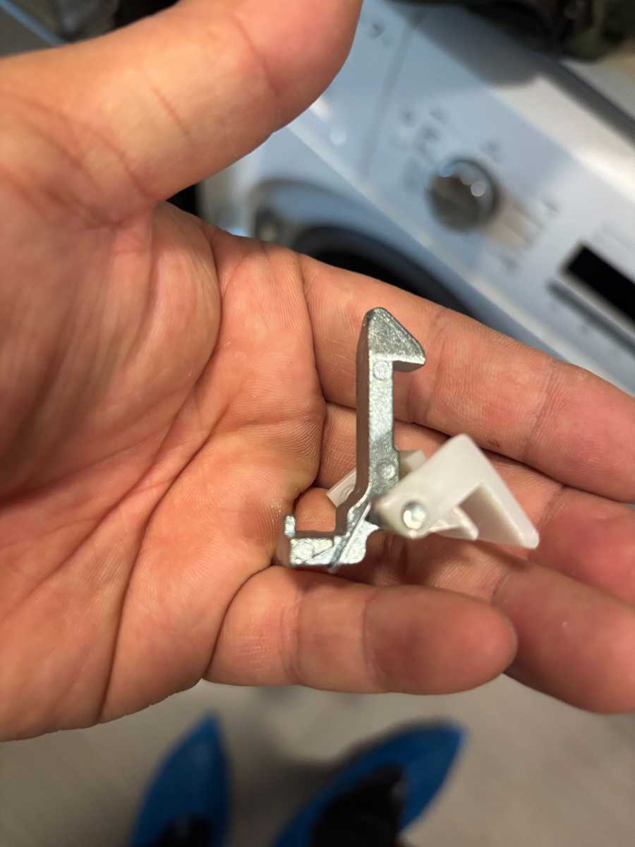 門勾斷裂又輕微漏水：這部Brandt BWF系列洗衣機如何在裝修前先撐兩個月 🧩