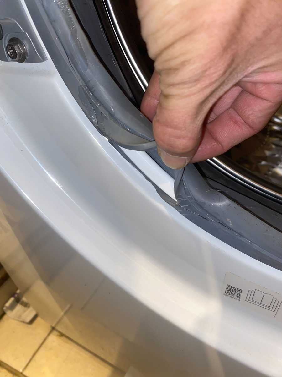 這部Samsung WW系列洗衣機門膠邊被小朋友衣物刮破，主人家從自黏失敗到安心更換的經過 🎈