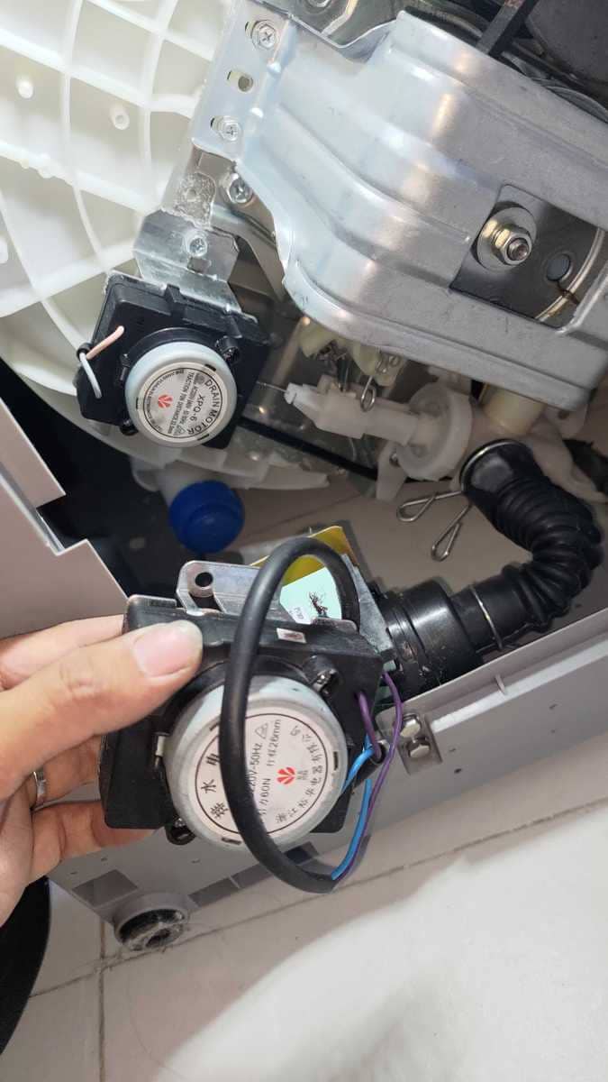 這部Whirlpool日式洗衣機E2故障碼排水卡住?索掣失靈讓衣物泡水一整桶 🌀