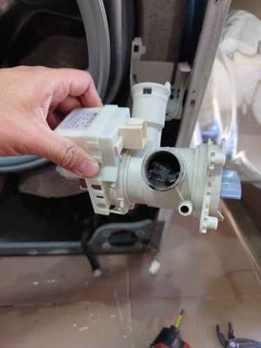 這部Siemens WM系列洗衣機E18故障碼不排水，原來是排水泵被雜物卡死造成的轉動問題 🌊