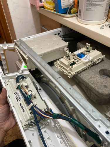 租客不想換新機：師傅如何讓這部惠而浦AWOD系列洗衣機從「無燈無反應」重新啟動 ✨