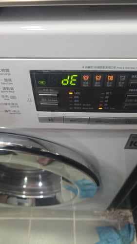 從偶爾失靈到完全無法啟動：這部LG WFCN系列洗衣機dE故障碼如何揭示門鎖掣老化過程 🧩
