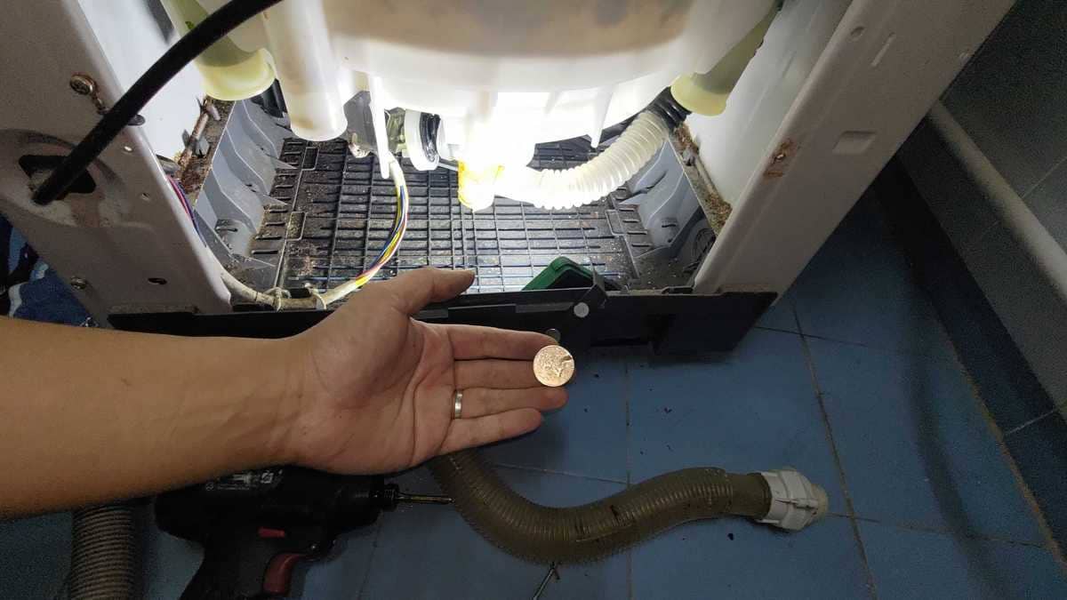 這部Panasonic日式洗衣機不儲水之謎:藏在排水閘門的意外發現 🔍