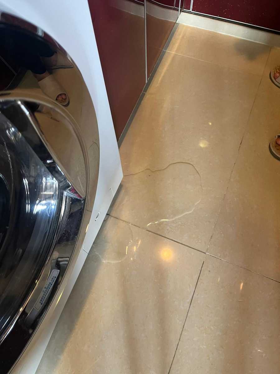 這部LG WFCN系列洗衣機機底慢滲水 🌧️師傅拆機揪出「缸底喉針孔」真兇