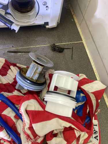 換新機還是維修？這部Siemens WM系列洗衣機的過濾器意外讓主人陷入抉擇🤔