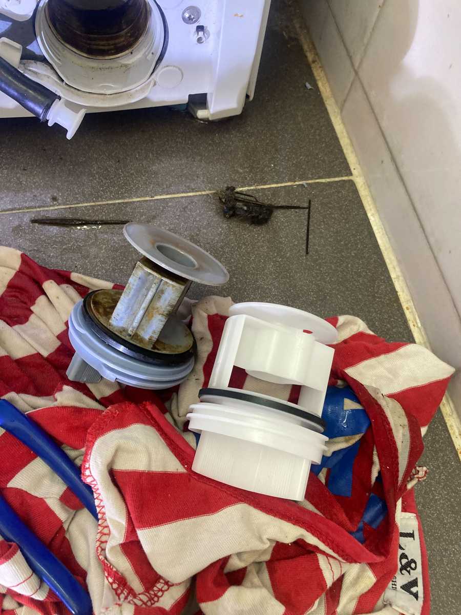 換新機還是維修？這部Siemens WM系列洗衣機的過濾器意外讓主人陷入抉擇🤔