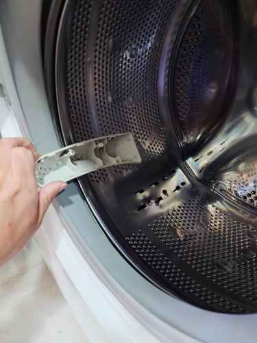 洗衣機內三個提升器只剩一個 🥁 這部Candy前置式洗衣機的噪音之謎