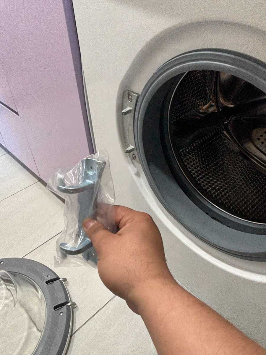 這部Zanussi前置式洗衣機門鉸斷裂，源於一個好習慣的小意外 🚪