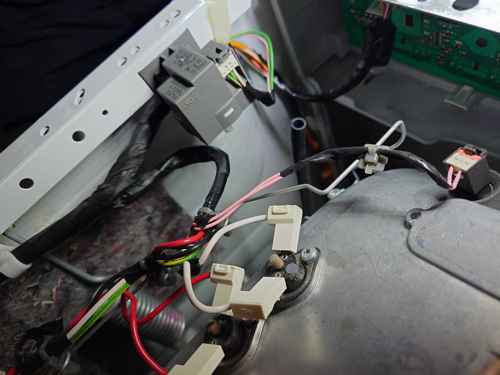 厚毛巾被洗壞了？De-Dietrich DLZ系列洗衣機出現Water Tap Closed 🛰️師傅追到震動造成的鬆脫點