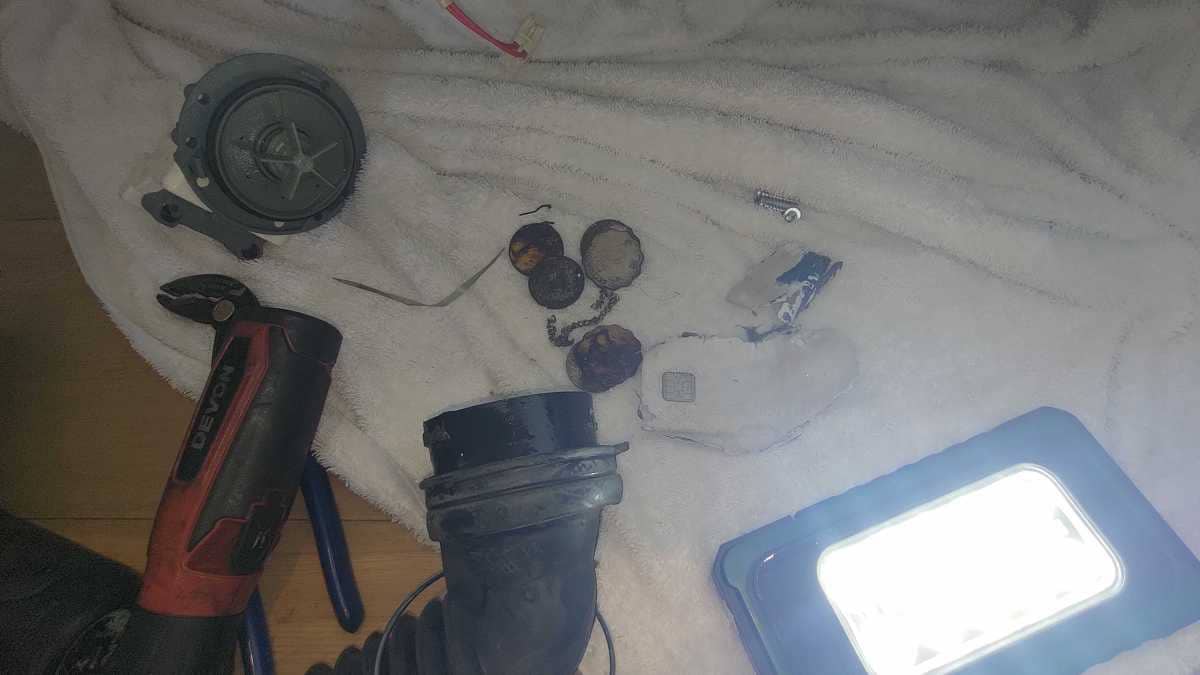 租屋交接最怕這種事：這部Philco PWD系列洗衣機E20故障碼，上一手留下的異物塞爆排水 🧾