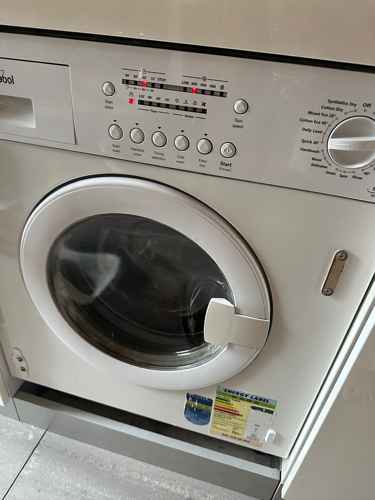 王小姐租屋遇洗衣程序中途停機：這部惠而浦AWI系列洗衣機排水正常但滾筒不轉，最後查出碳刷耗損 🔎