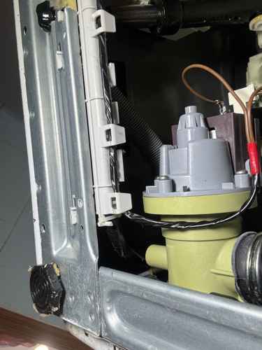 這部惠而浦WRAL系列洗衣機E12故障:清理濾網時軟喉被拔出引發漏水與不排水 🌊