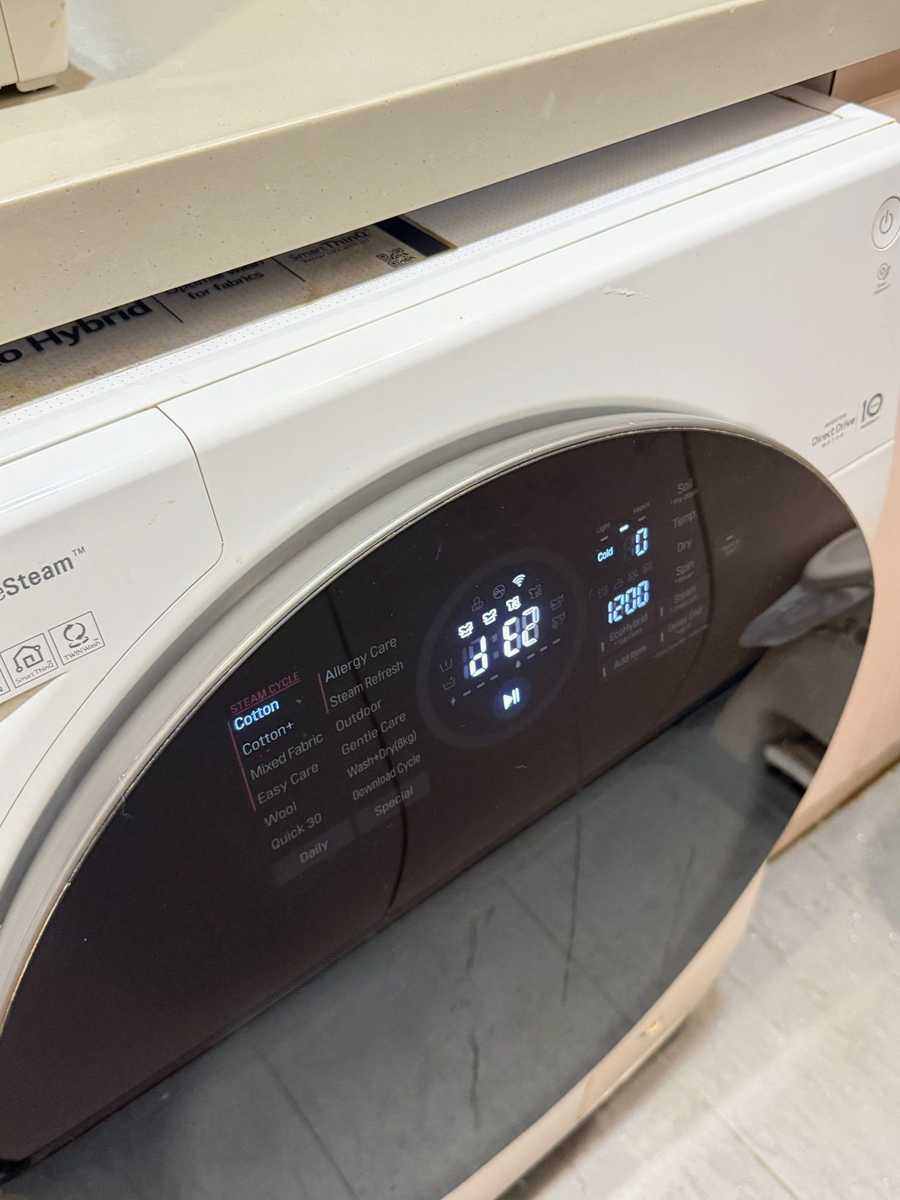 大角咀馮先生的這部 LG GCS系列洗衣機顯示 dE2，狹窄廚房拆機換門鎖實錄 🐾