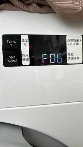 這部惠而浦FFCR系列洗衣機搬到戶外後顯示F06,師傅現場發現門鎖受潮問題 🌧️