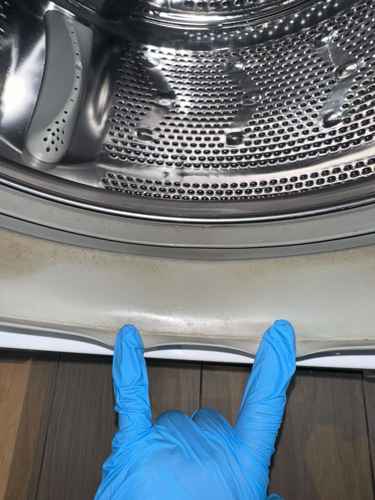 剛搬入元朗新居的林小姐：這部Philco前置式二合一洗衣機洗完衫沾上黑色污垢，清洗專員上門處理🦠
