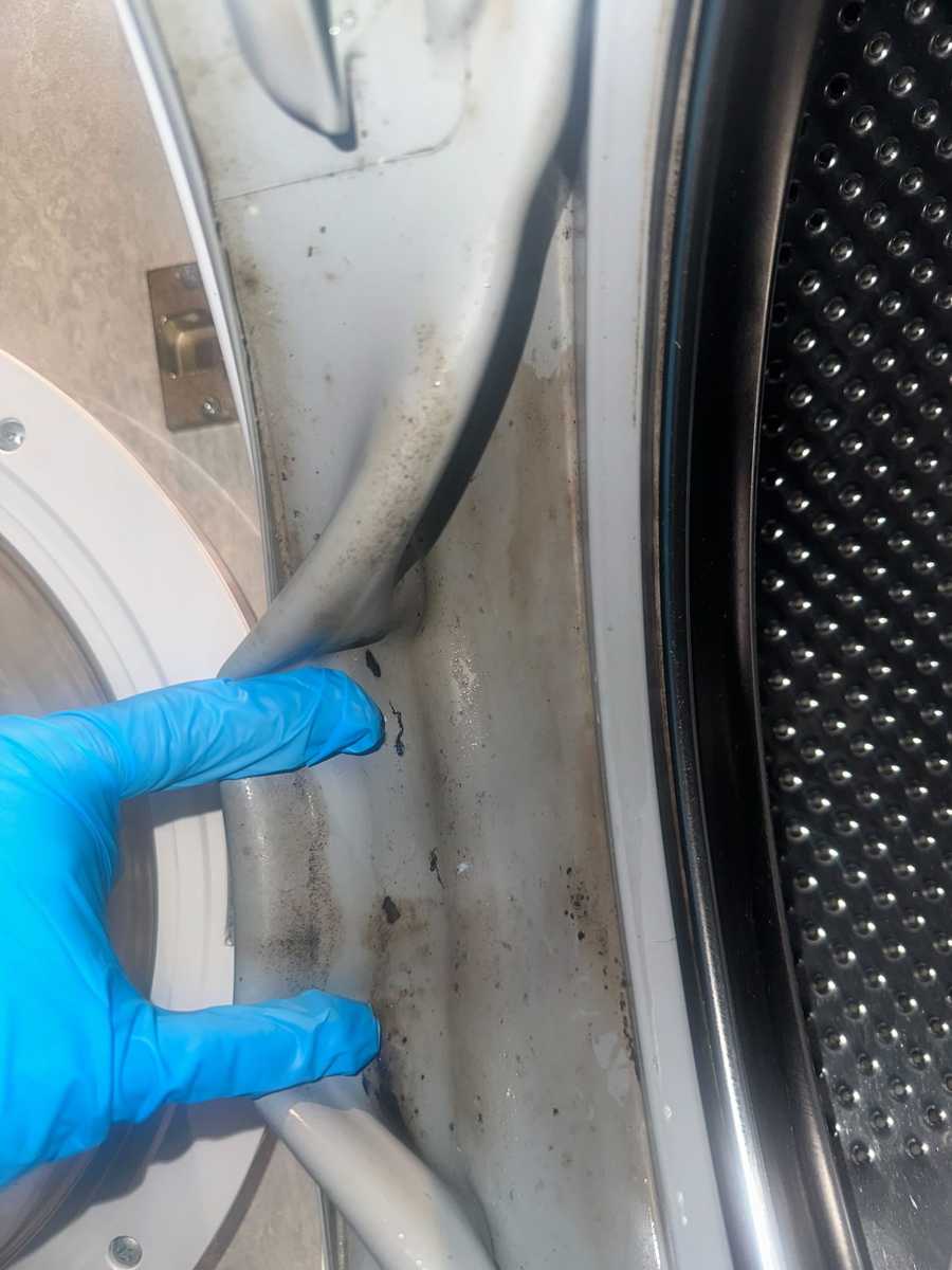 大埔屋主安排定期清洗：清洗專員處理這部歌爾前置式洗衣機的濕氣與霉菌🦠