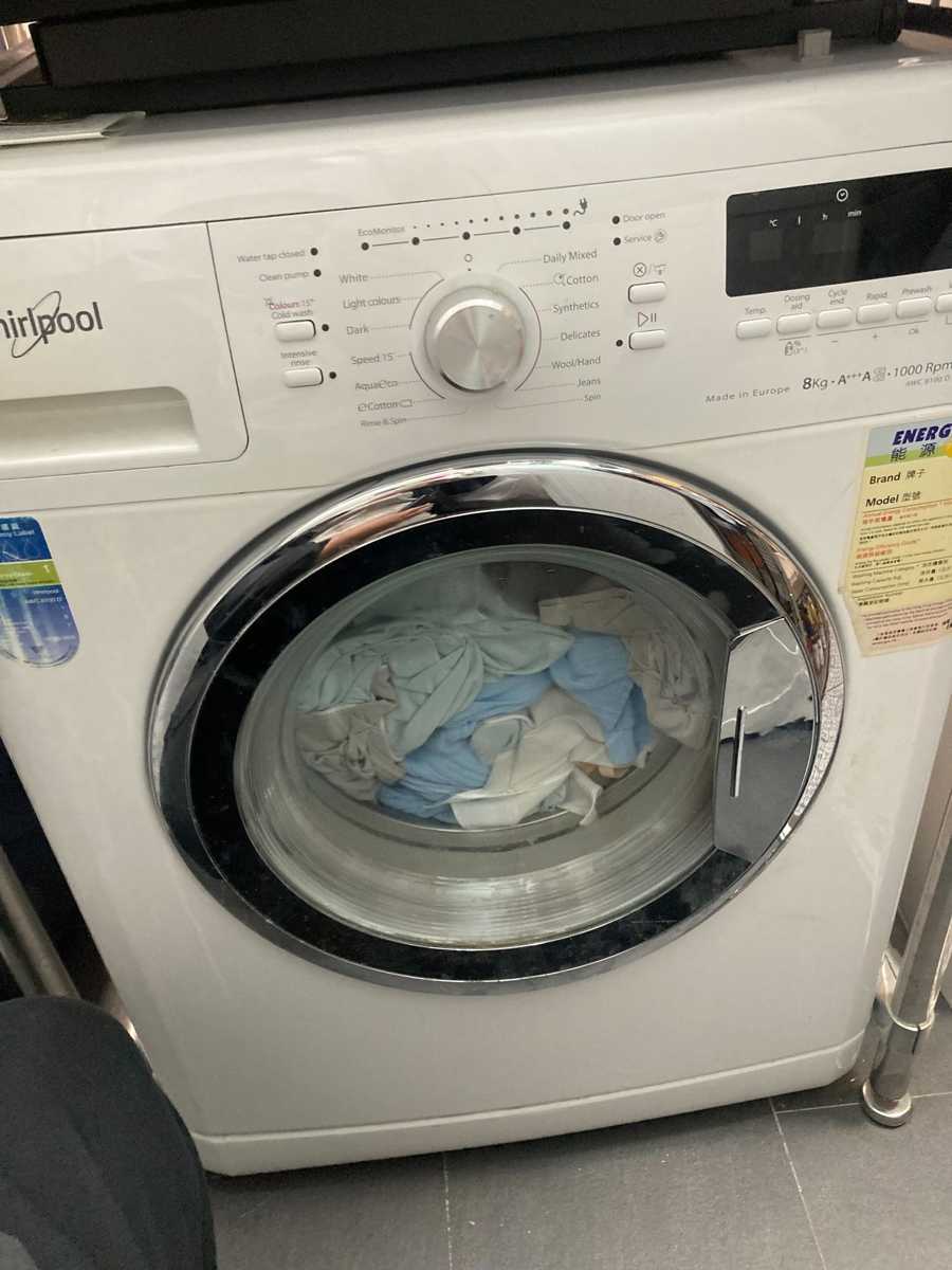 洗衣機門打不開先別硬拉：這部惠而浦AWC系列洗衣機門把手磨損失去拉力，師傅拆機換件當場解決 🫧